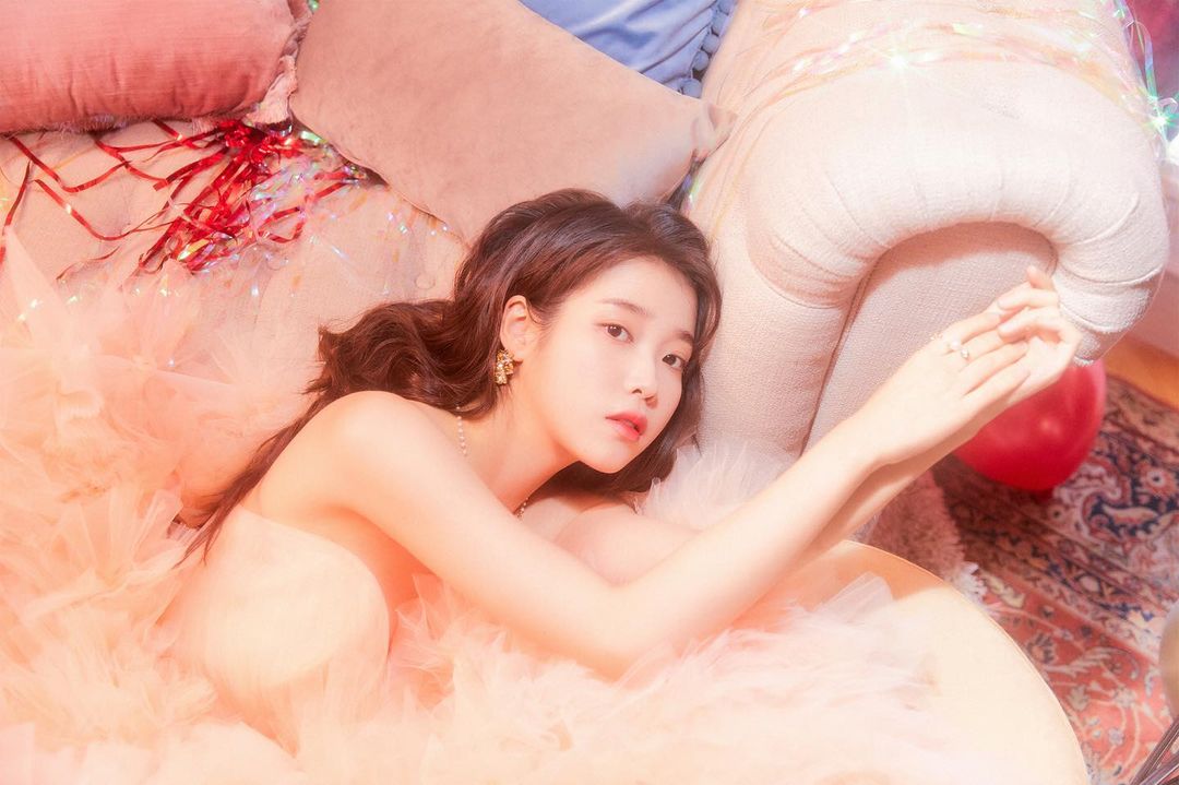IU, the classic of fairy visuals, It's lovely just sitting