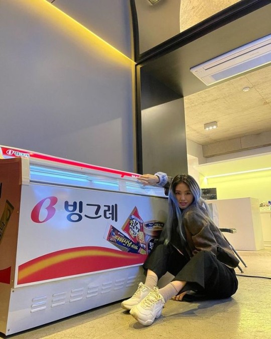 OH MY GIRL Mimi, Does our company have an ice cream freezer? Happy “choco lovers”
