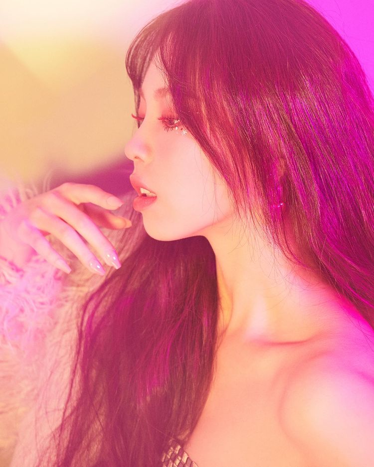 Rookie YOUHA unveils'Abittipsy' teasing poster and image