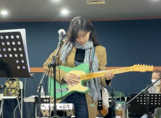 Suzy, practicing guitar for the 10th anniversary performance... Goddess visual