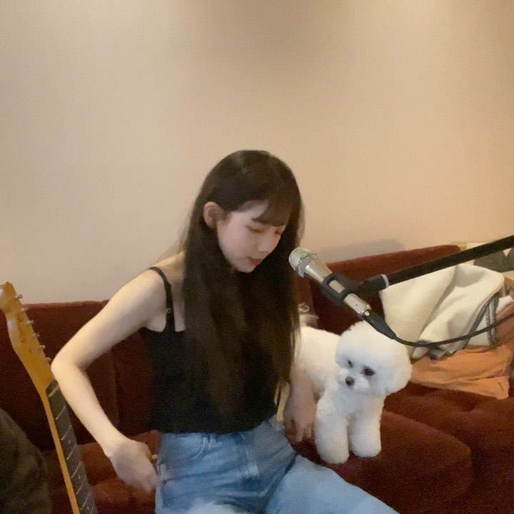 Suzy, practicing guitar for the 10th anniversary performance... Goddess visual