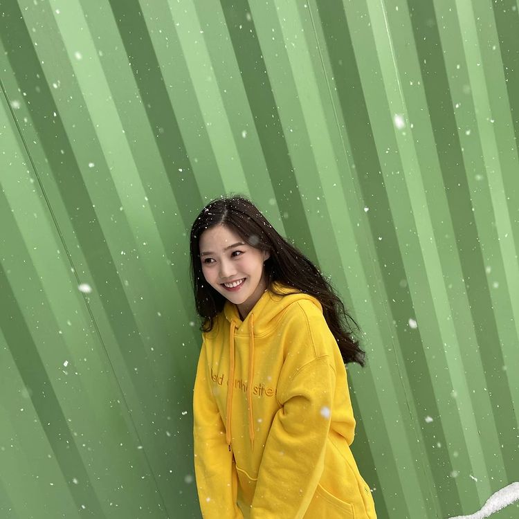 OH MY GIRL Hyojung, a bright smile that melts the cold