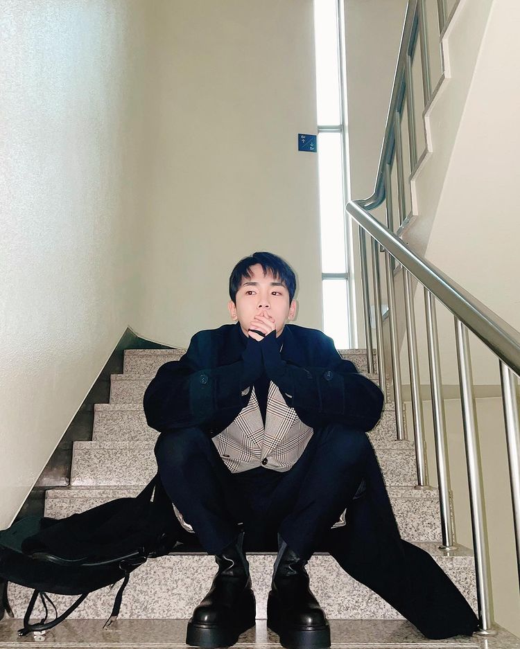 SHINee Key, everyday is a pictorial... posing on the stairs