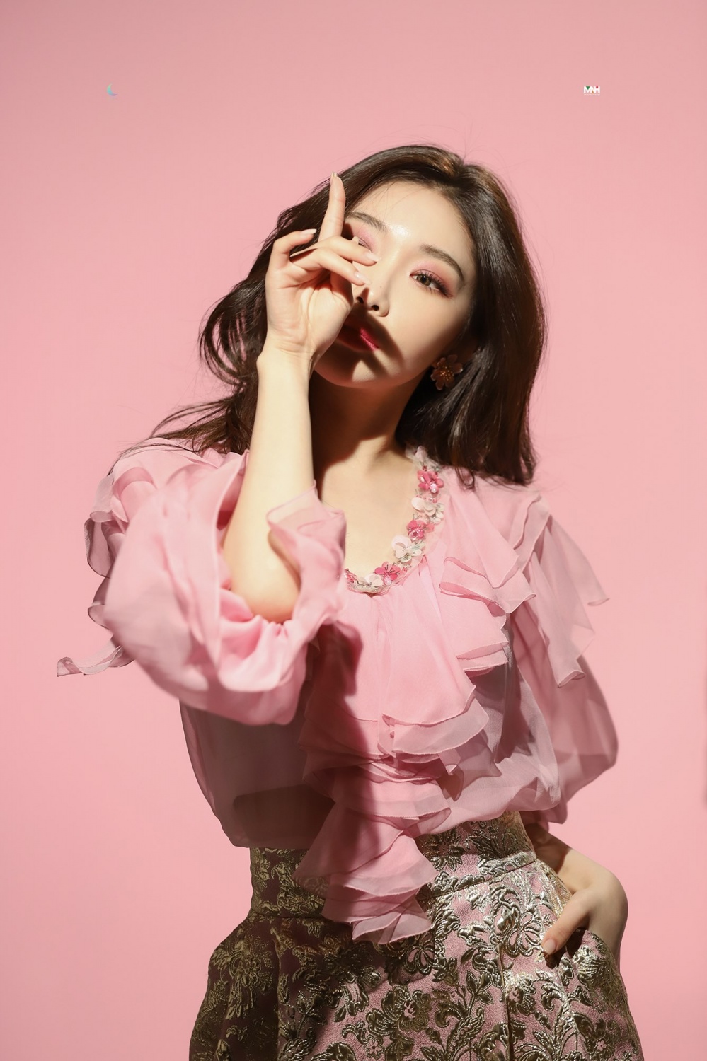 Chungha unveils the first regular'Querencia' concept teaser... Luxurious visual