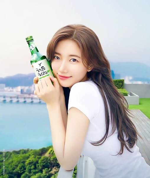 Female idols who are iconic models of Soju past and present: Which celebrity would you love to have a drink with?