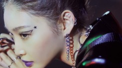 Chungha, new song MV teaser released... Intense eyes that dominate the screen