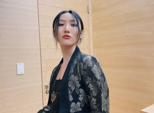 Hwasa, sexy see-through red lip with hanbok