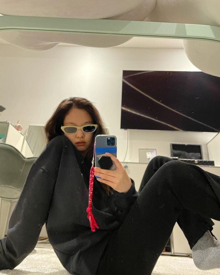 [Photos] BLACKPINK Jennie Looks Stunning in New Mirror Selfie | KpopStarz