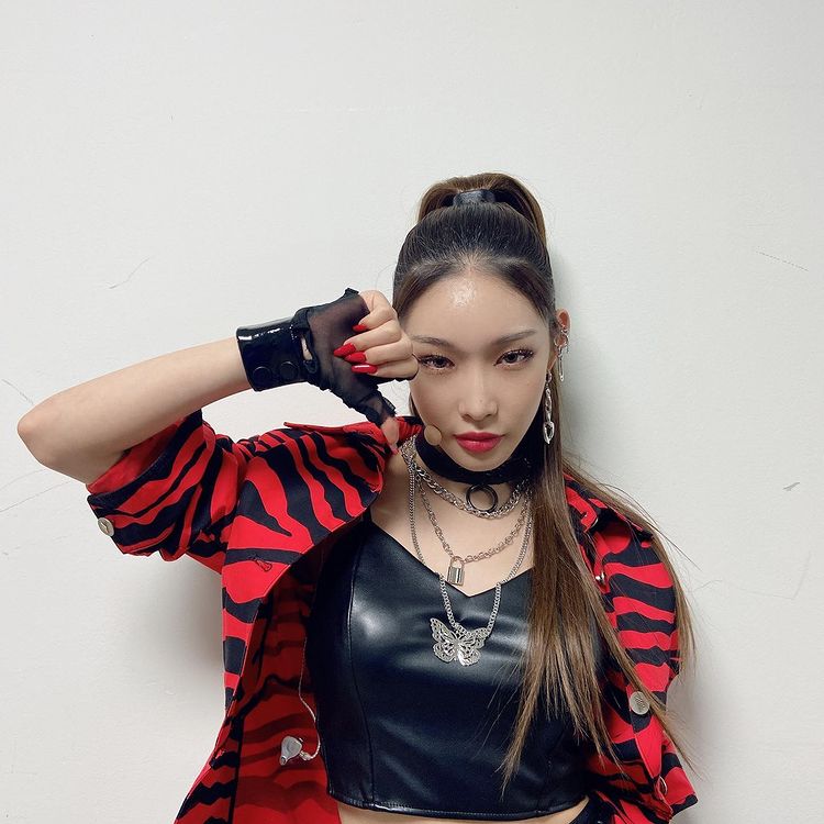 Chungha's charismatic explosion in black & red, 'The Classic of Girl Crush'