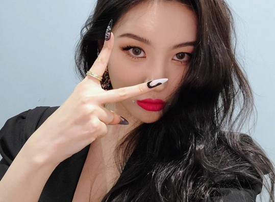 Sunmi, pure white skin, intense eye contact