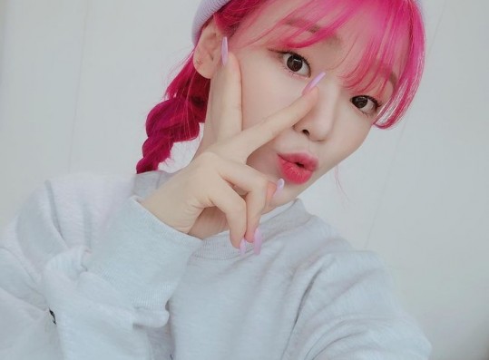 OH MY GIRL Seung Hee, hot pink hair is also perfect... Refreshing explosion