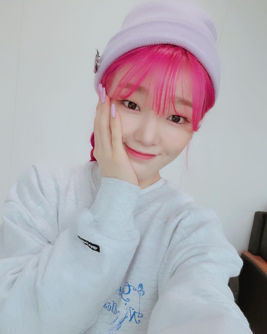 OH MY GIRL Seung Hee, hot pink hair is also perfect... Refreshing explosion