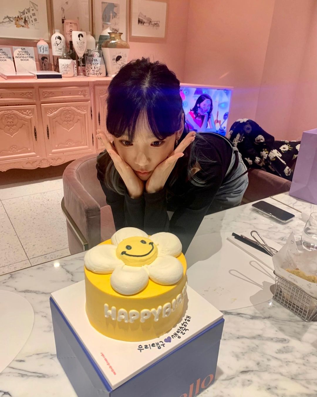 Taeyeon, cuteness.. A visual that will brighten the party.