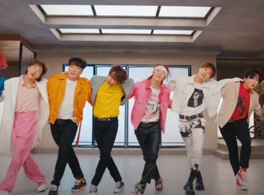 Super Junior at the House Party MV