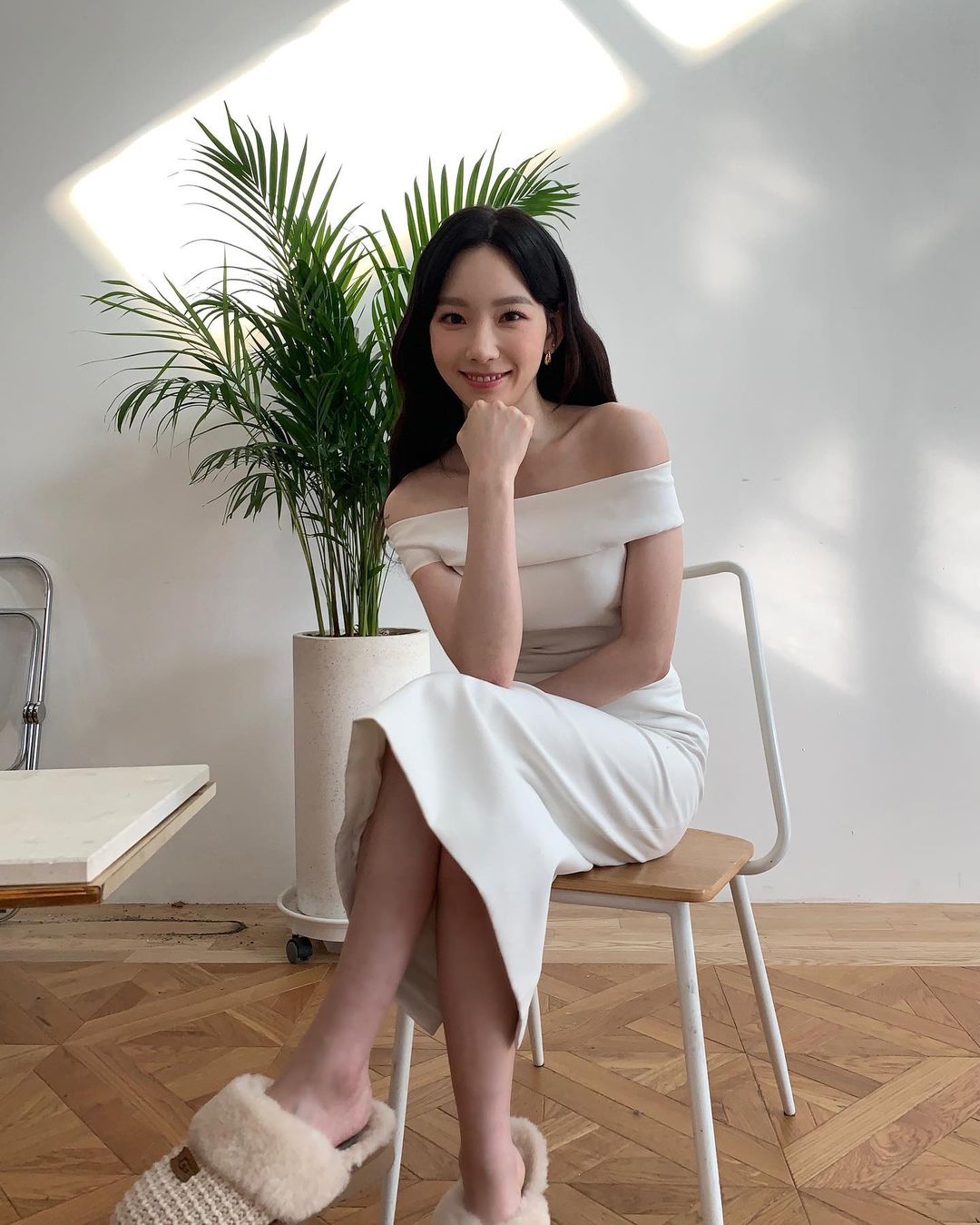 Taeyeon, the alluring beauty revealed with an off-shoulder dress... Innocent + Sexy