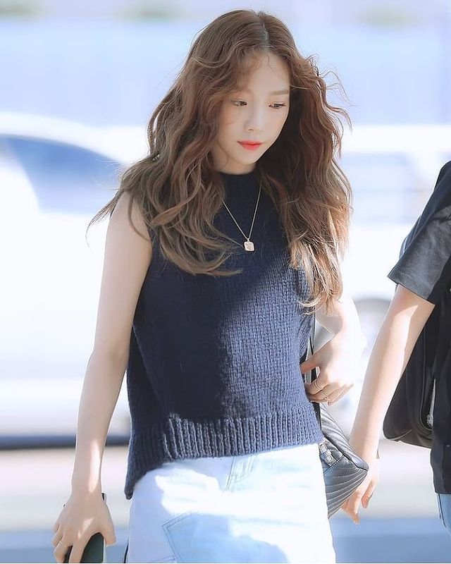 Taeyeon, biting a lollipop and a chic look.. Beauty without off-season