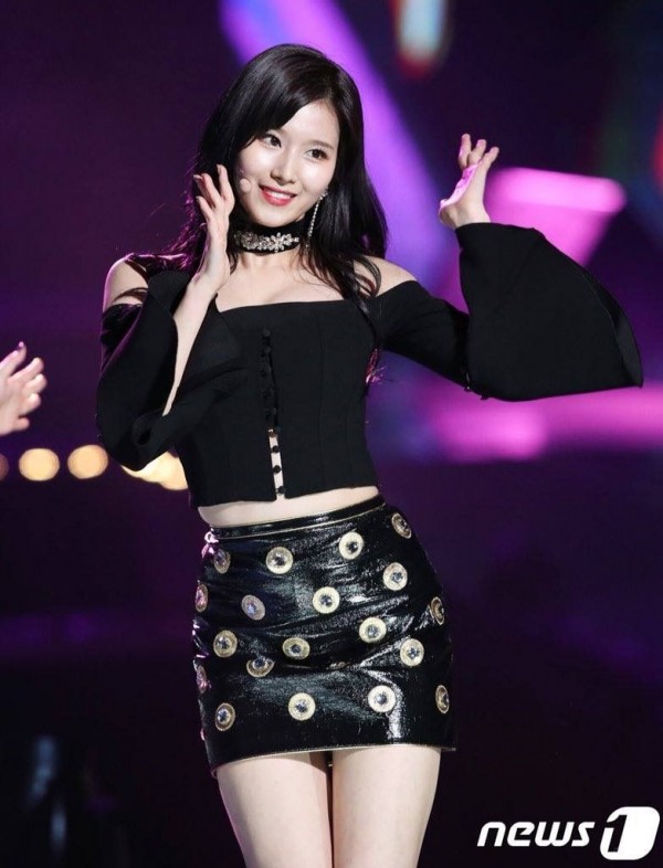 10 Idols Who Ooze Charisma on Stage: TWICE Momo, Chungha, More ...