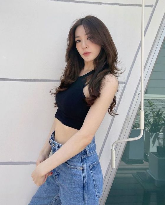 Tiffany Young, sleeveless cropped outfit… Narrow waist