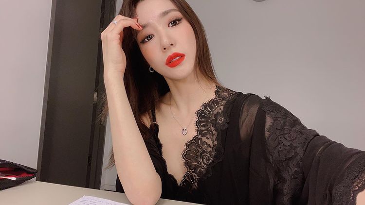 Tiffany Young, sleeveless cropped outfit… Narrow waist