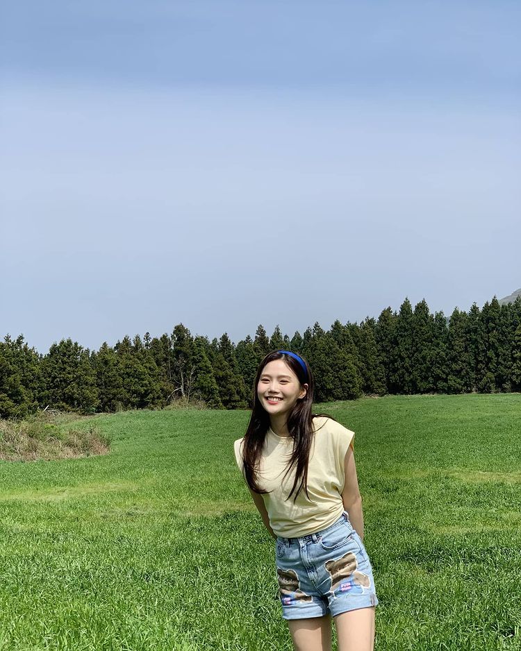 OH MY GIRL Hyojung, a fairy on the green grassland "Leave the Earth on your back"