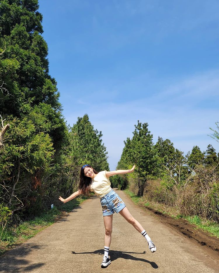 OH MY GIRL Hyojung, a fairy on the green grassland "Leave the Earth on your back"