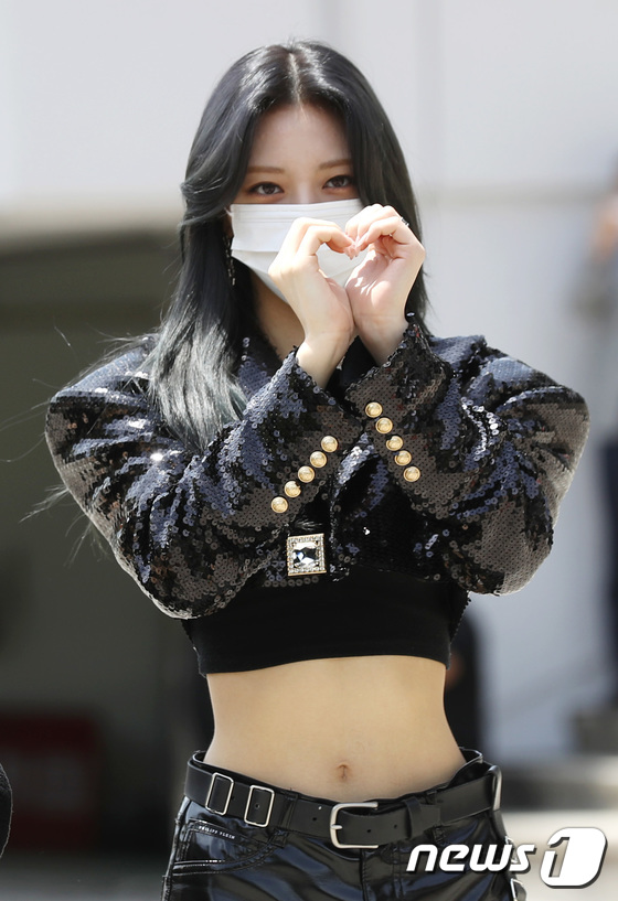 ITZY Yuna Sexy in Black, Captured Entering KBS | KpopStarz