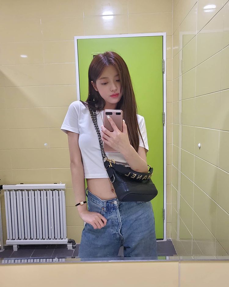 OH MY GIRL's YooA Looks Stunning in New Selfies Shared on Instagram ...