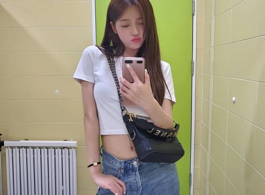 OH MY GIRL YooA, 159.2cm with good proportions