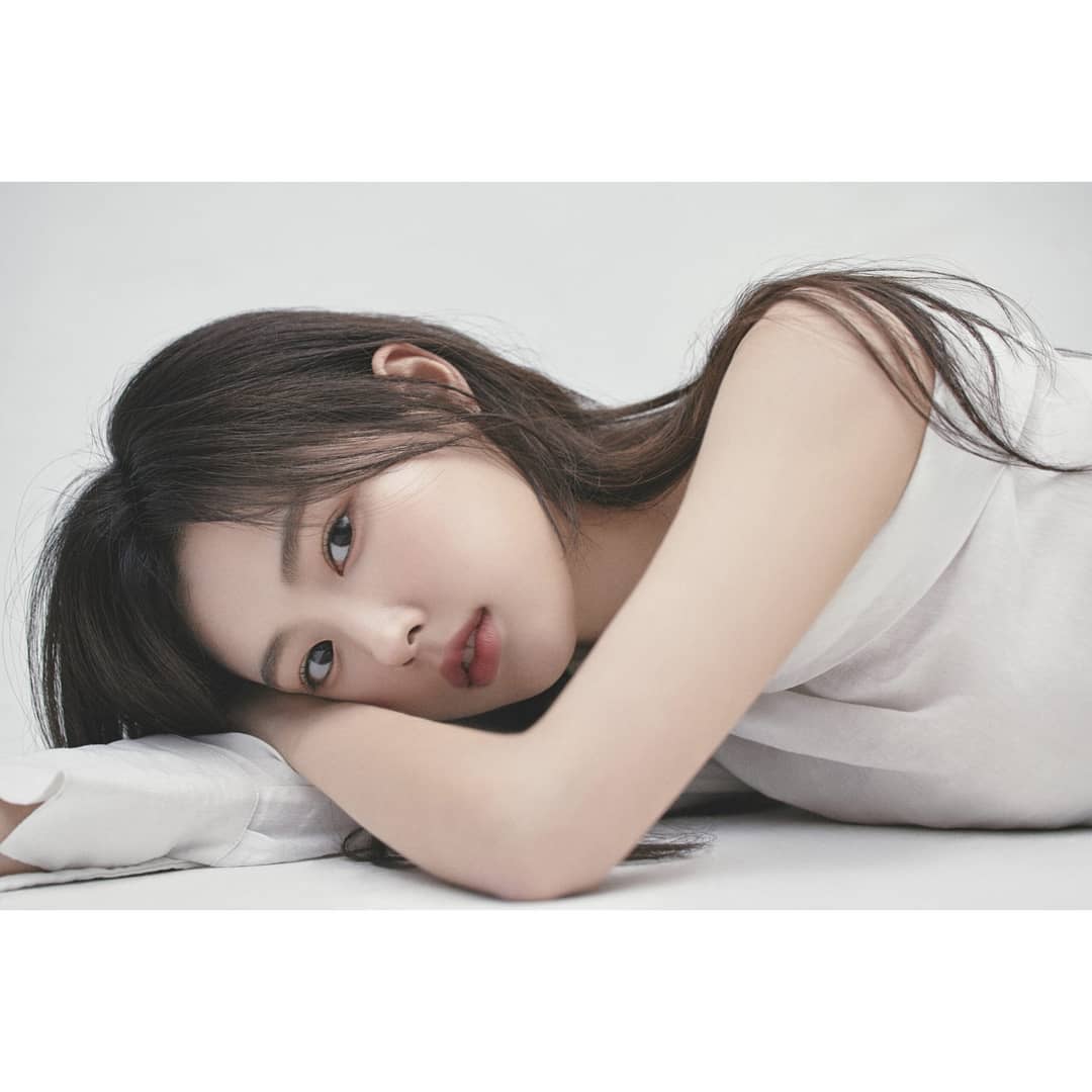 Kang Hye-won from IZ*ONE reveals profile picture.. Innocent face