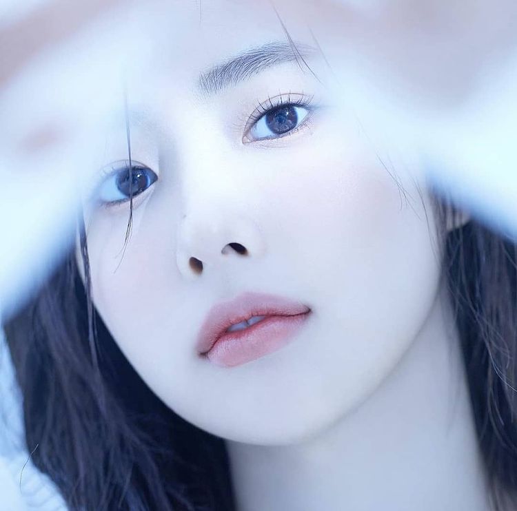 Kang Hye-won from IZ*ONE reveals profile picture.. Innocent face