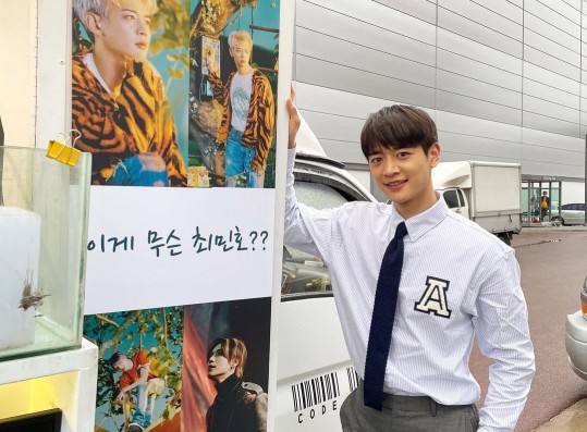 SHINee Min-ho, happy with the coffee truck gifted by Tae-min, who is serving in the military