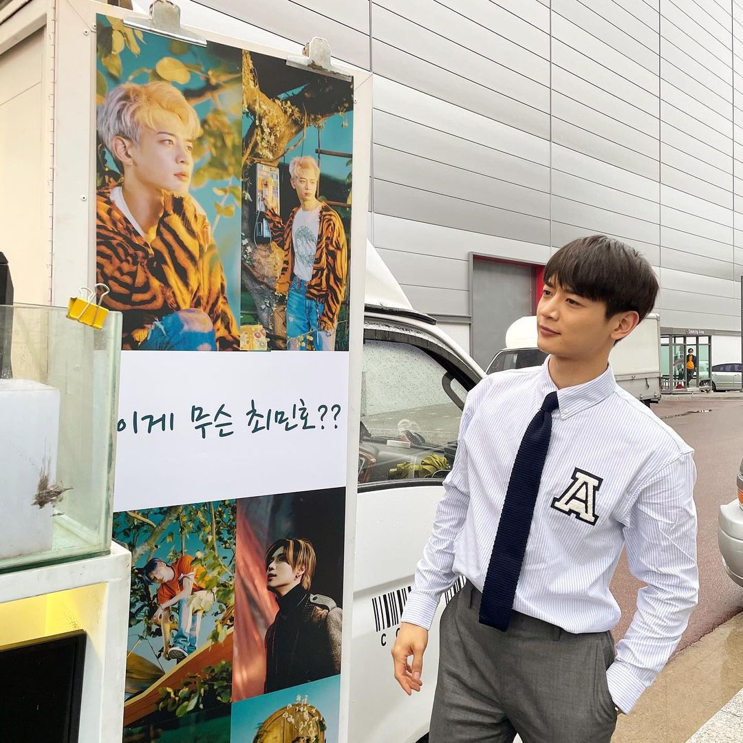 SHINee Min-ho, happy with the coffee truck gifted by Tae-min, who is serving in the military