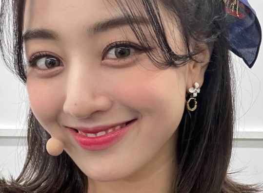 TWICE Jihyo’s Hair Extension Fell Off While Performing — This is How The Group Reacted