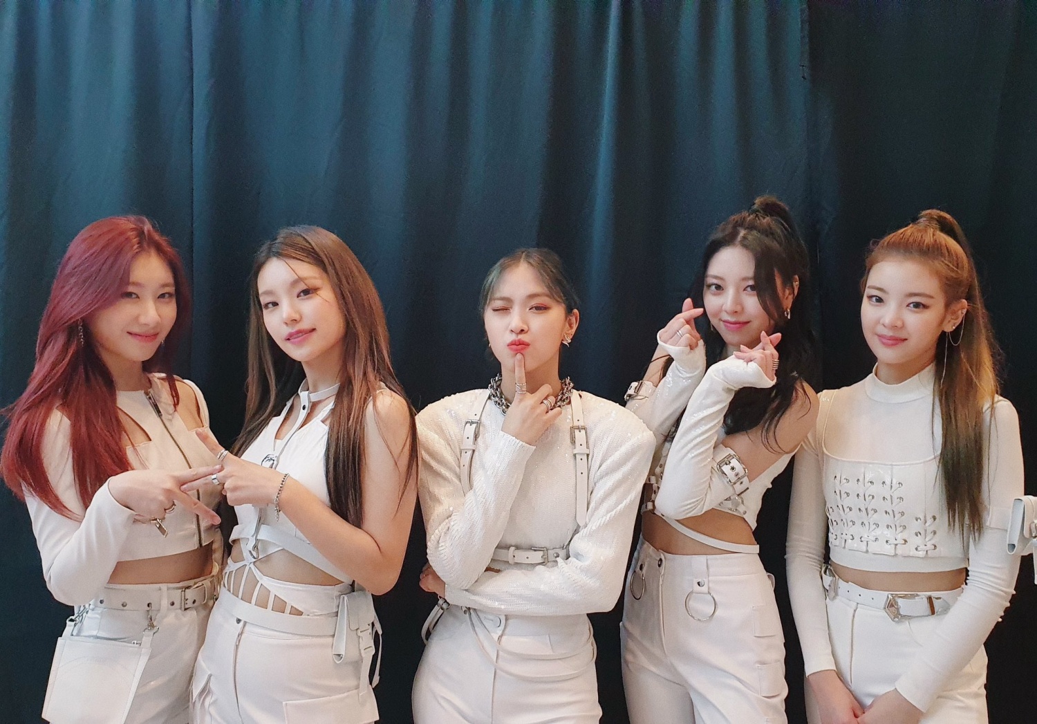 Itzy Gifts Aespa Drinks At 2021 Dream Concert Kpopstarz