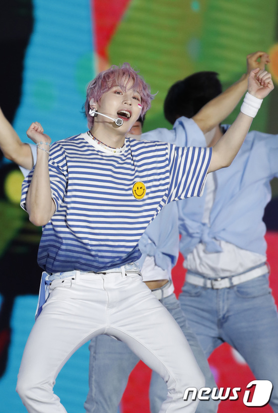Ha Sung Woon Shows Bright Energy at the 27th Dream Concert | KpopStarz