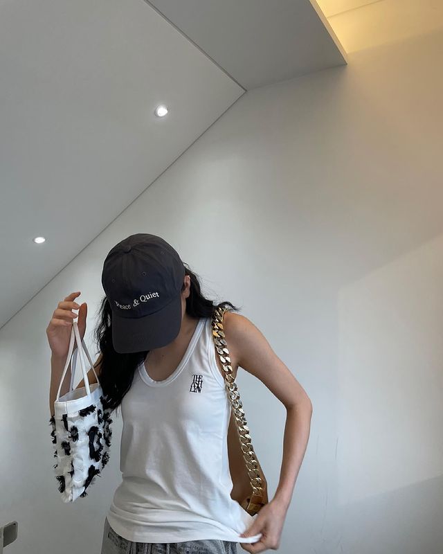 ITZY Yuna, sleeveless + training skirt fashion… hipster