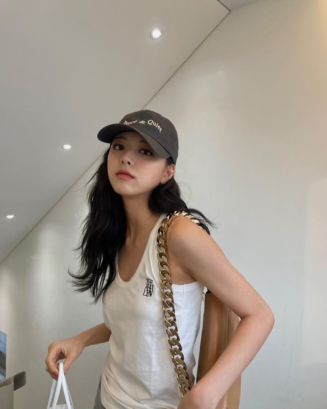 ITZY Yuna, sleeveless + training skirt fashion… hipster