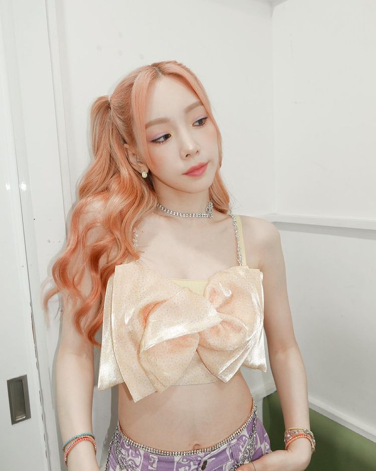 Taeyeon, cute ponytail + a handful of waist… fairy visual