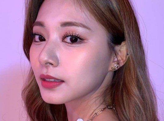 Japanese Plastic Surgeon Praises TWICE Tzuyu For Her Natural Beauty
