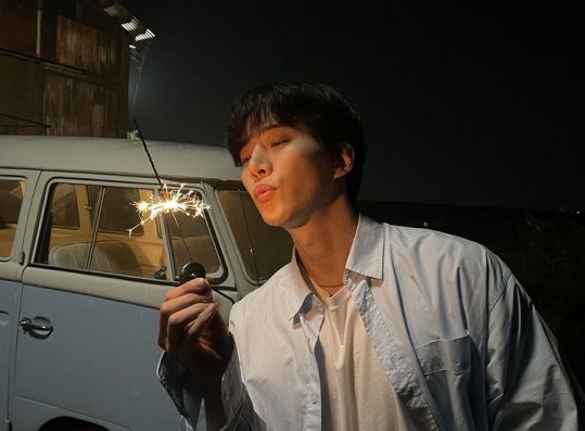 2PM Lee Jun-ho, a visual that we want to share with fireworks... A warm boyfriend