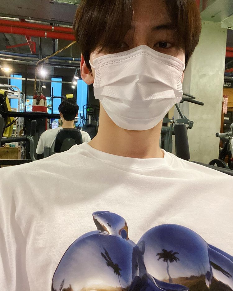 Hwang Min-hyun, handsome even with just eyes.. Pacific shoulder