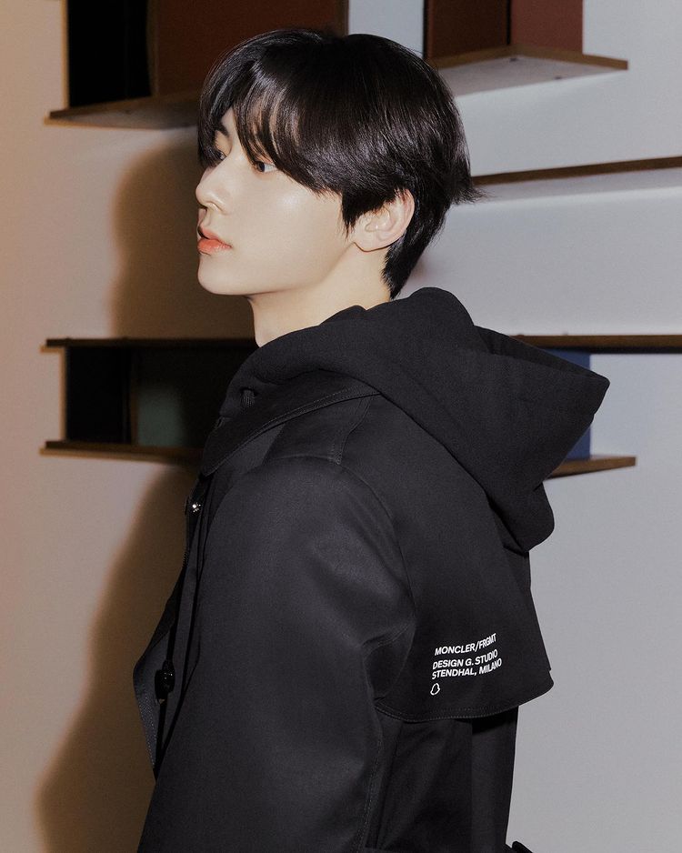 Hwang Min-hyun, handsome even with just eyes.. Pacific shoulder