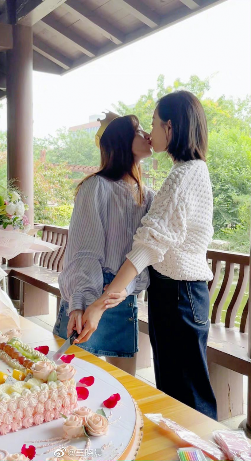 f(x) Victoria Who Shared a 'Friendly Kiss' with Wang Xiaochen Draws Mixed Reaction 