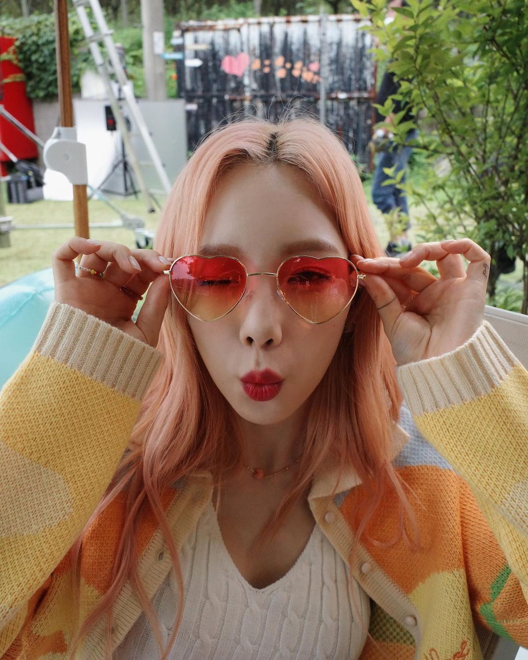 Taeyeon, heart sunglasses.. Super cool fairy visual