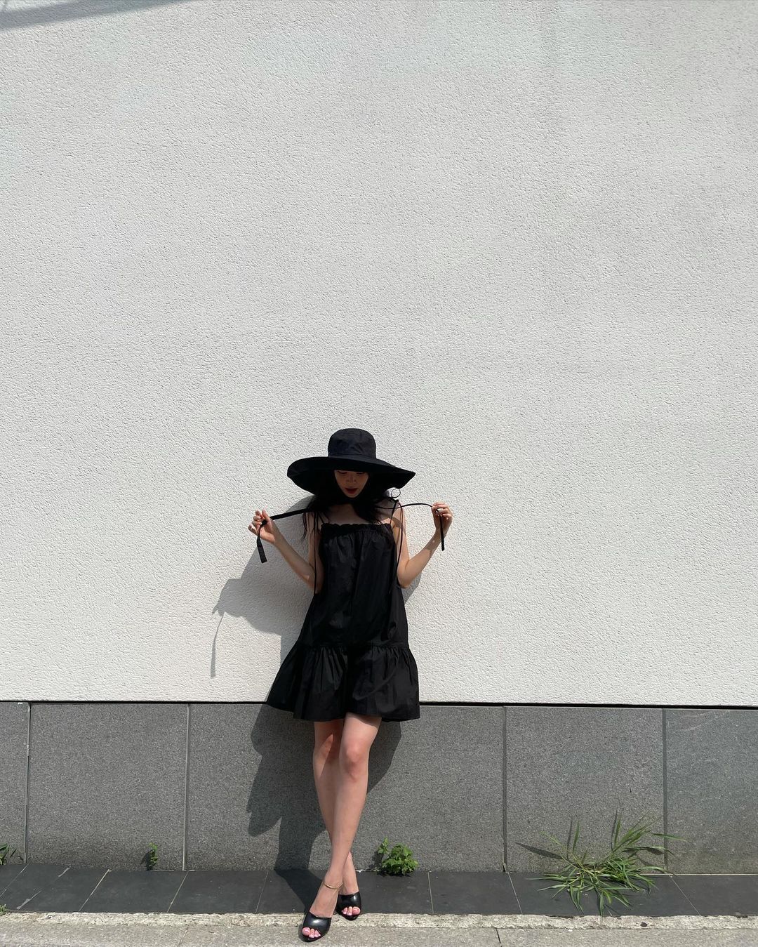Son Na-eun, flesh-and-black fashion