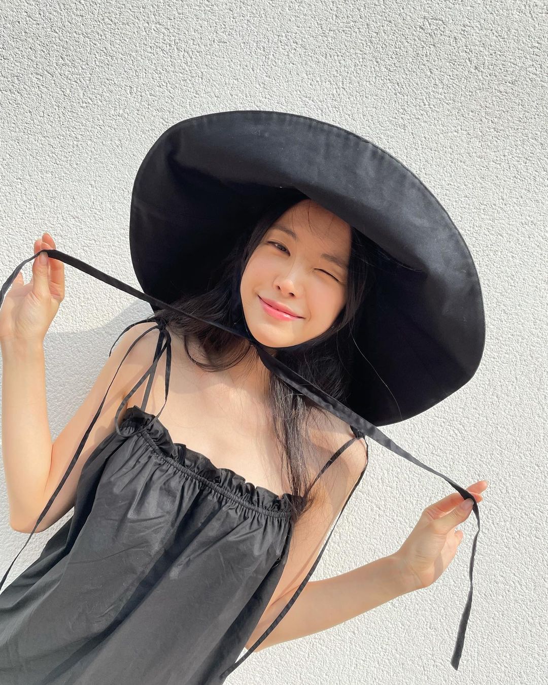 Son Na-eun, flesh-and-black fashion