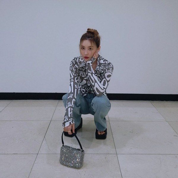 Harper's Bazaar выбрал трех K-Pop артисток, которые возрождают моду нулевых