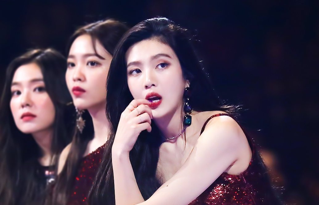 Red Velvet Joy Reveals The Real Story Behind Her Iconic 2017 Mama Photo