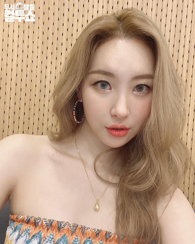 Sunmi Greets Fans with Glam and Good Visuals