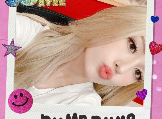 Jeon So-mi Did Aegyo Selfie a Living Doll